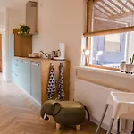 아파트 Beachhouse Anna, 1 Minute Walk To The And Centre Of Katwijk, Free Private Parking Next To The House ! *