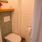 Beachhouse Anna, 1 Minute Walk To The And Centre Of Katwijk, Free Private Parking Next To The House !