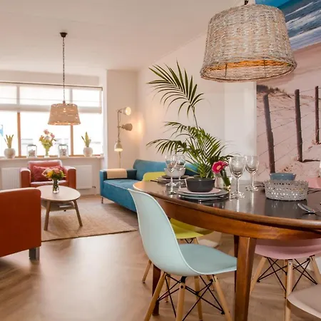 Beachhouse Anna, 1 Minute Walk To The And Centre Of Katwijk, Free Private Parking Next To The House ! * Katwijk aan Zee