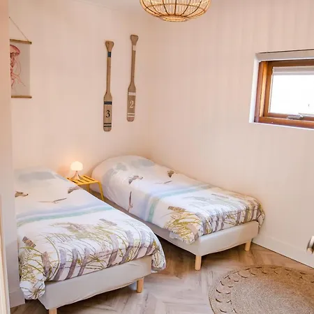 Beachhouse Anna, 1 Minute Walk To The And Centre Of Katwijk, Free Private Parking Next To The House ! *