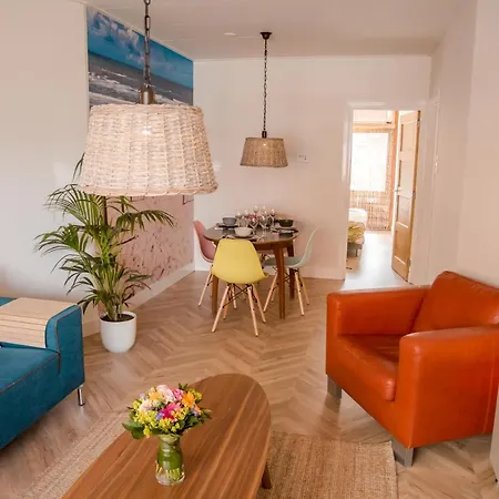Beachhouse Anna, 1 Minute Walk To The And Centre Of Katwijk, Free Private Parking Next To The House ! *