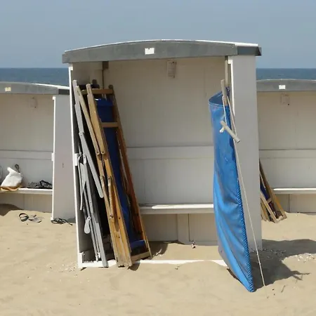 Beachhouse Anna, 1 Minute Walk To The And Centre Of Katwijk, Free Private Parking Next To The House ! Apartman Katwijk aan Zee