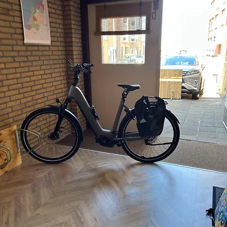 Beachhouse Anna, 1 Minute Walk To The And Centre Of Katwijk, Free Private Parking Next To The House ! *