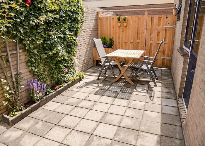 Beachhouse Anna, 1 Minute Walk To The And Centre Of Katwijk, Free Private Parking Next To The House ! *