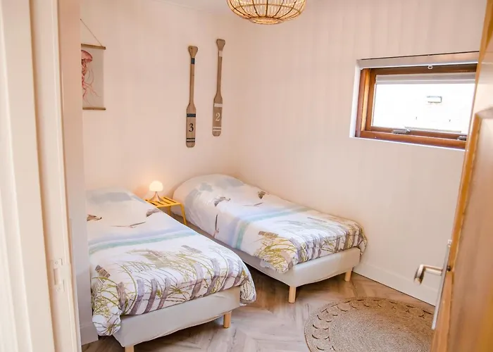 Beachhouse Anna, 1 Minute Walk To The And Centre Of Katwijk, Free Private Parking Next To The House ! *