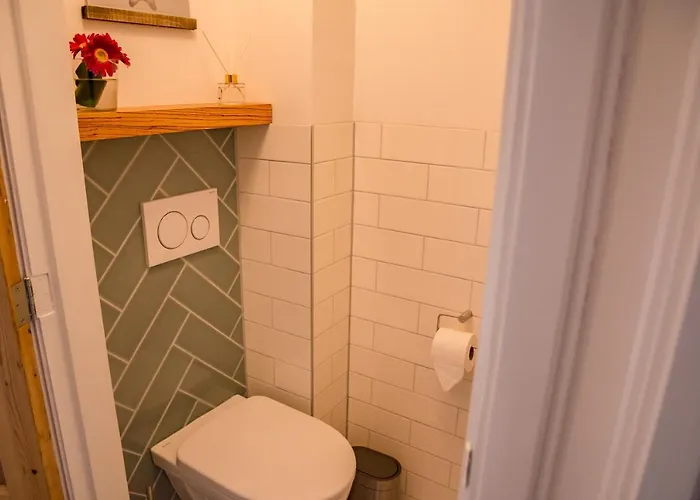 Beachhouse Anna, 1 Minute Walk To The And Centre Of Katwijk, Free Private Parking Next To The House !