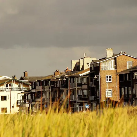 Beachhouse Anna, 1 Minute Walk To The And Centre Of Katwijk, Free Private Parking Next To The House ! Daire Katwijk aan Zee