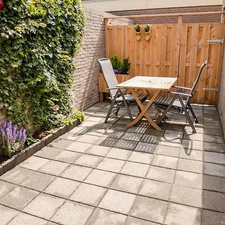 Beachhouse Anna, 1 Minute Walk To The And Centre Of Katwijk, Free Private Parking Next To The House ! *