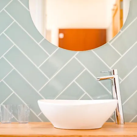 Apartment Beachhouse Anna, 1 Minute Walk To The And Centre Of Katwijk, Free Private Parking Next To The House ! *