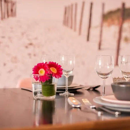 Beachhouse Anna, 1 Minute Walk To The And Centre Of Katwijk, Free Private Parking Next To The House ! * Katwijk aan Zee