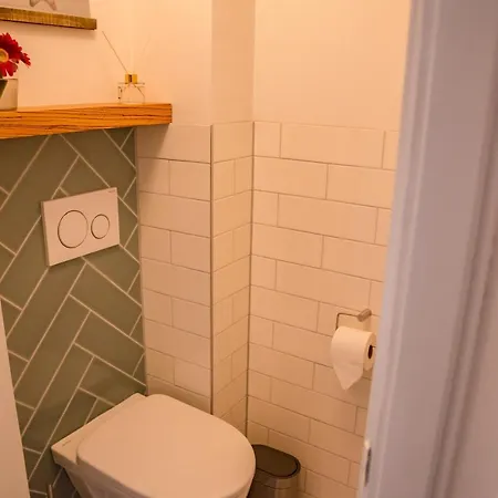 Beachhouse Anna, 1 Minute Walk To The And Centre Of Katwijk, Free Private Parking Next To The House !