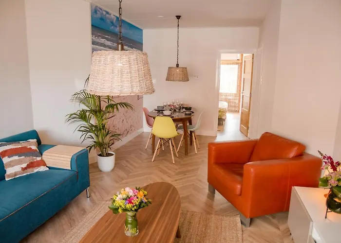 Beachhouse Anna, 1 Minute Walk To The And Centre Of Katwijk, Free Private Parking Next To The House ! *